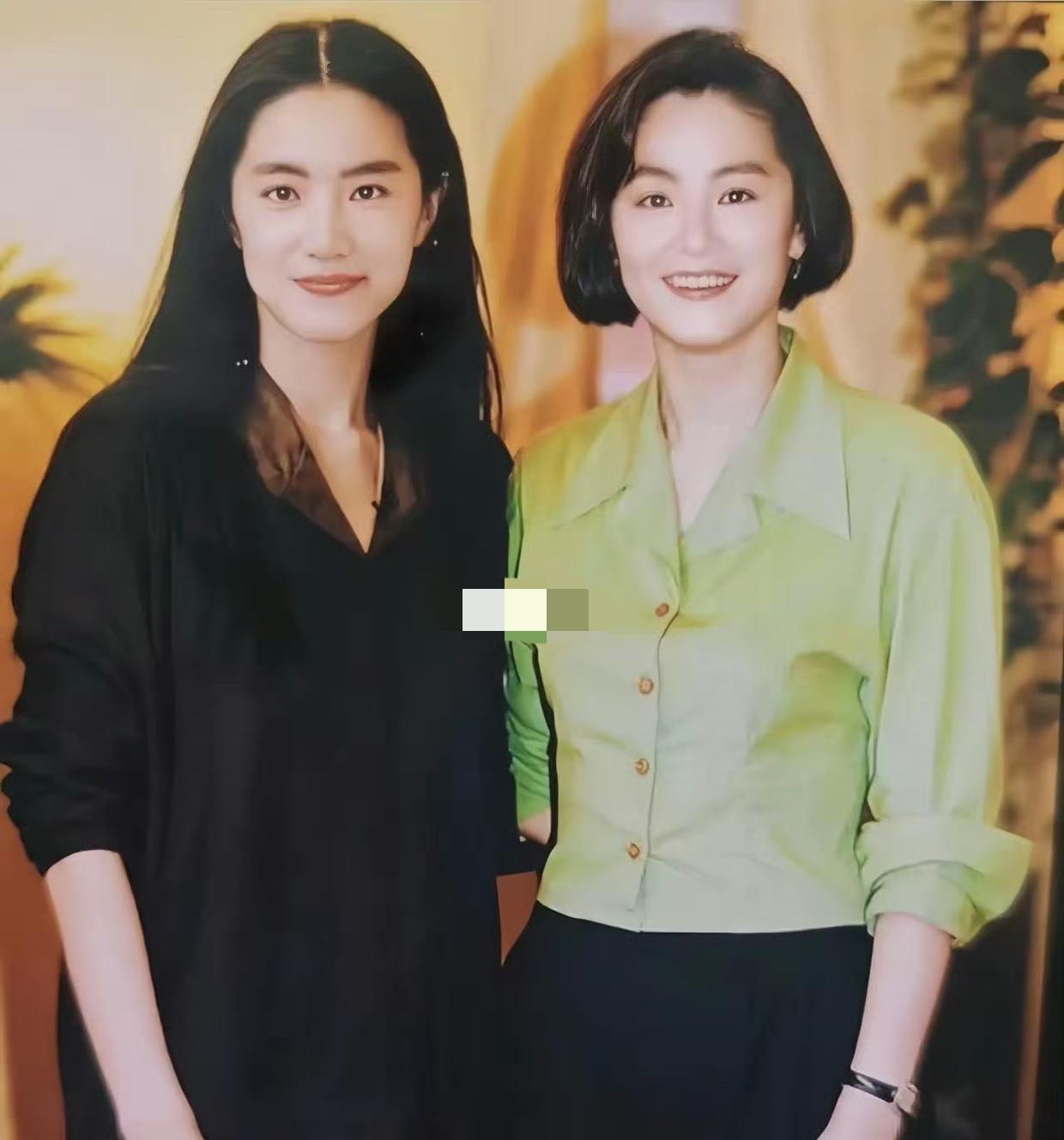 你说哪个是正主，
我怎么突然觉得替身比真身还好看呀，
应该也是刻意化了相似的妆容