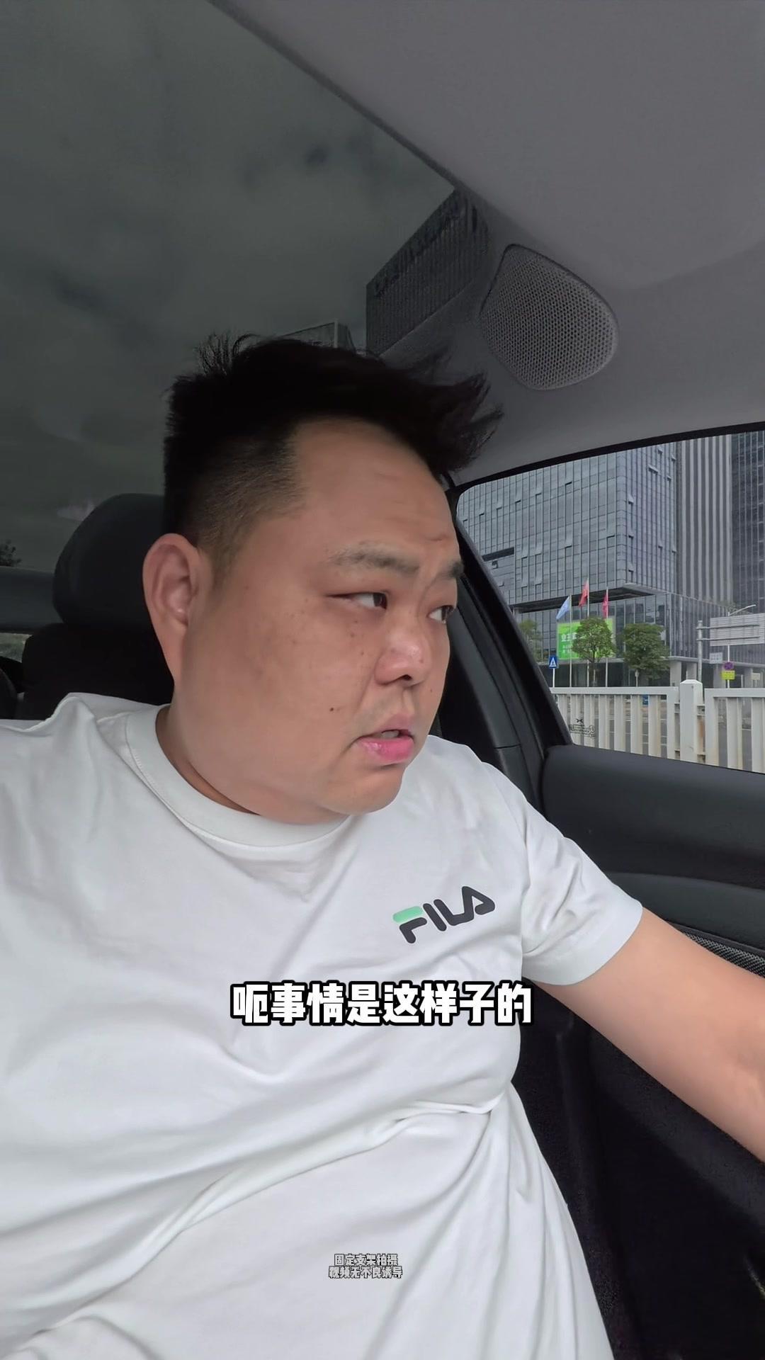 今天碰到件离谱事，深圳路边一排停车位里，居然有电动车把车位占了。
一开始还挺生气