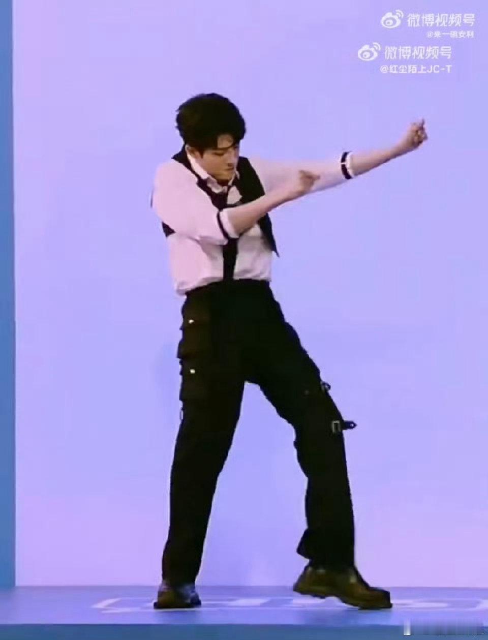  他的身体控制力太惊人了，舞台上的肌肉律动随着音乐起伏，每一个定格都充满力量感与