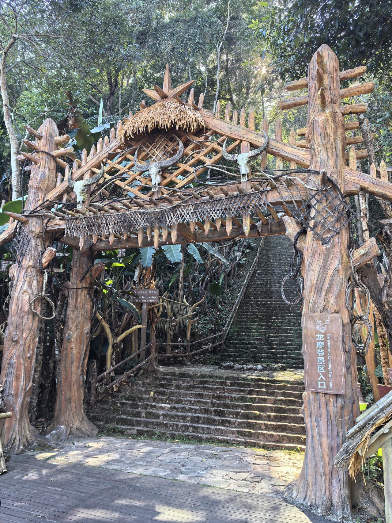 云南西盟，神秘的边境小城。
      从孟连来到西盟，这是佤族聚集的地方，于是