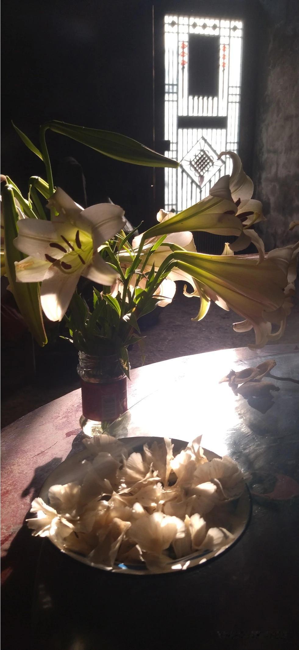百合花开在夏天，
淑女爱情哪一年？
一年四季各不同，
爱情友谊只一种。
春风秋霜