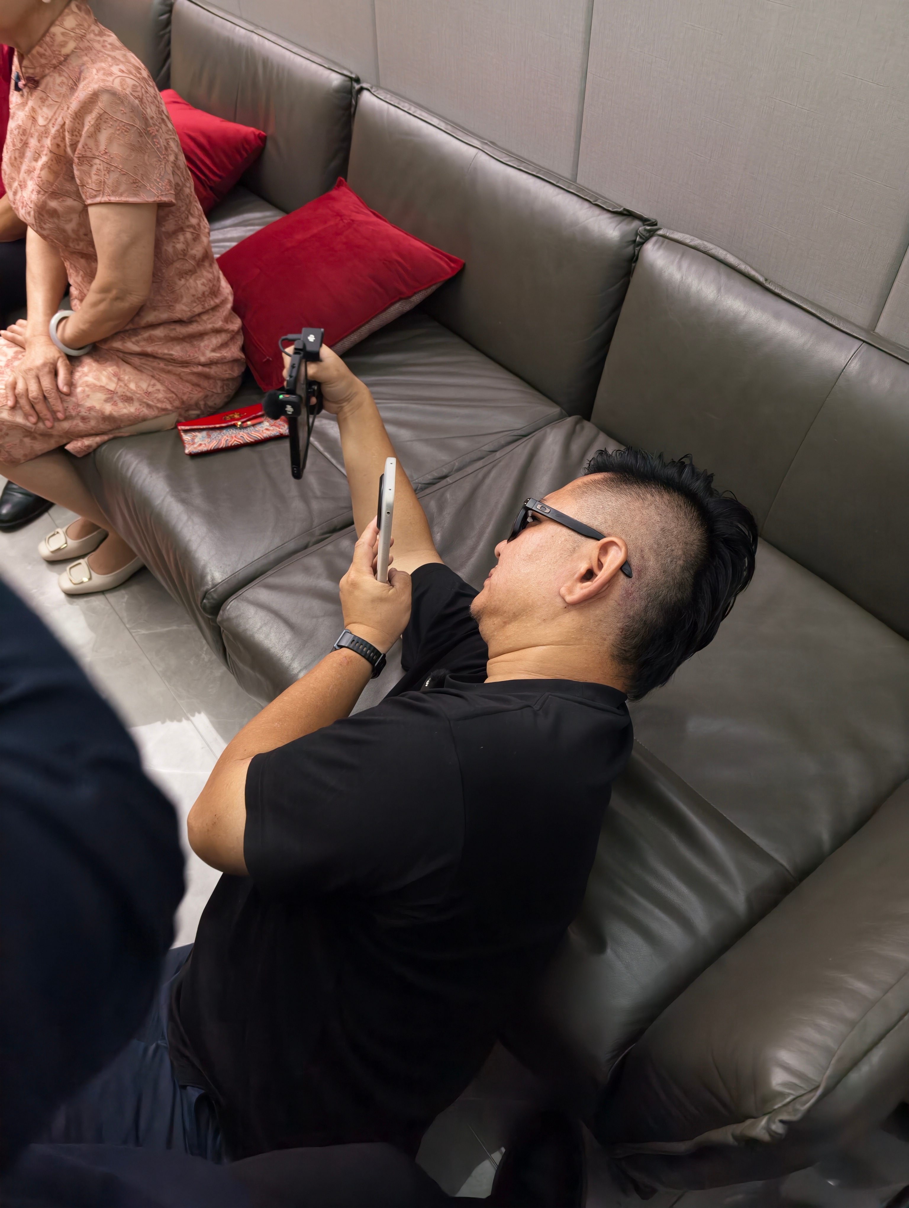 今天接亲给我震撼的还有一个人算就是第一次现场见识韩哥拍摄，他一早七点多就跟我们出