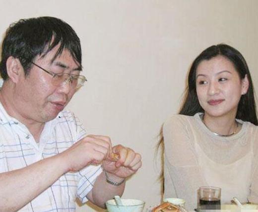 1990年，棋圣聂卫平教王刚的妹妹王静下围棋，一不小心王静怀孕了：“聂哥哥，我怀