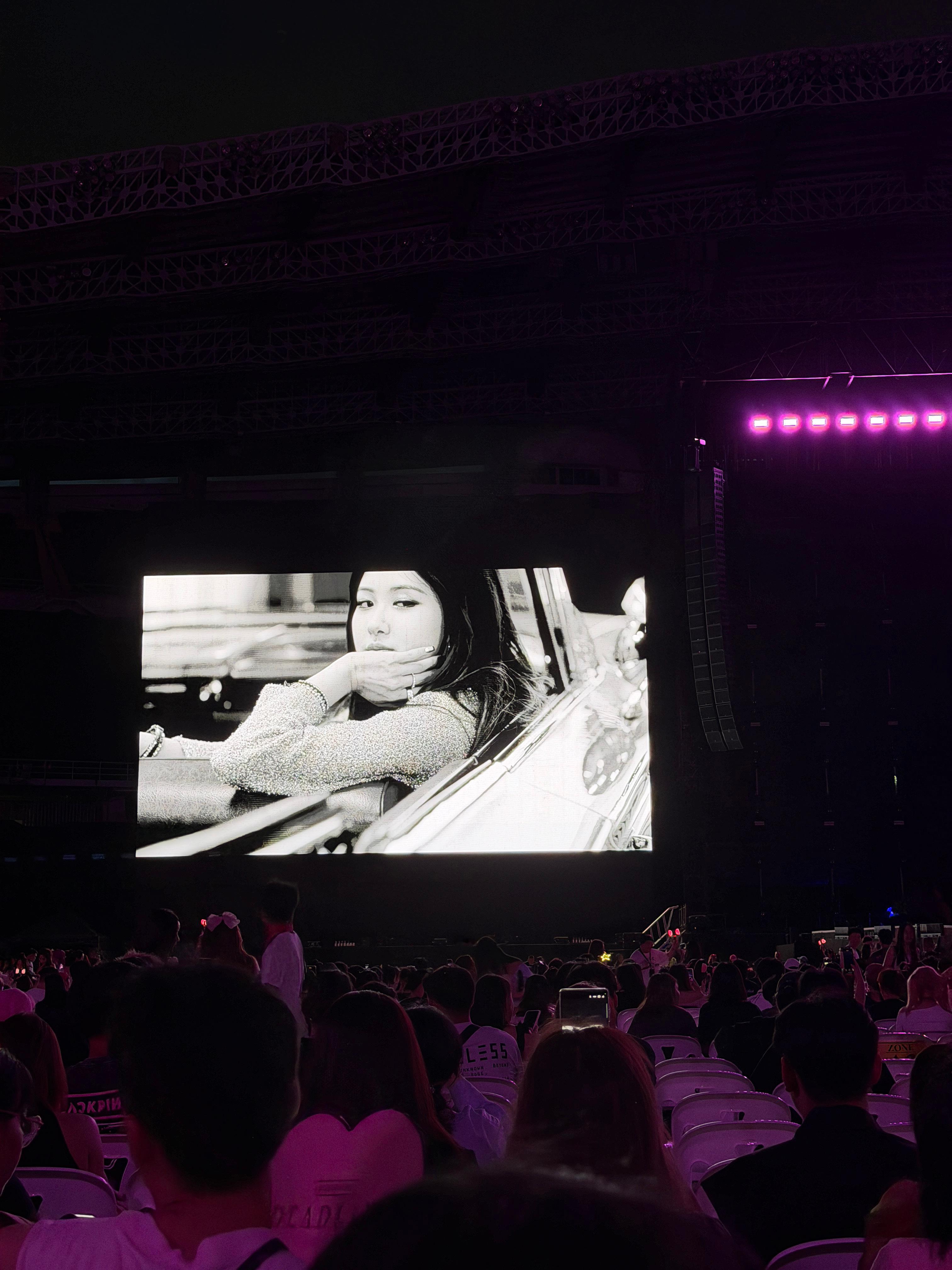 BLACKPINK换成黑白色MV 在现场，确实是黑白的。 ​​​