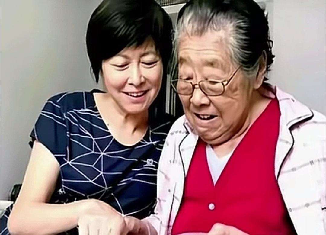 敬一丹怀念母亲时写道：只要想念还在，妈妈就一直都在。
 
翻看这张合影，敬一丹依