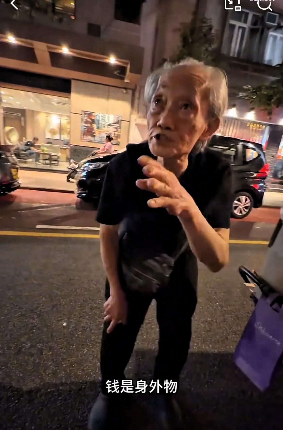 香港街头偶遇 93 岁在捡纸皮的老人，他盯着一块面包，博主以为他想吃，提出给他买