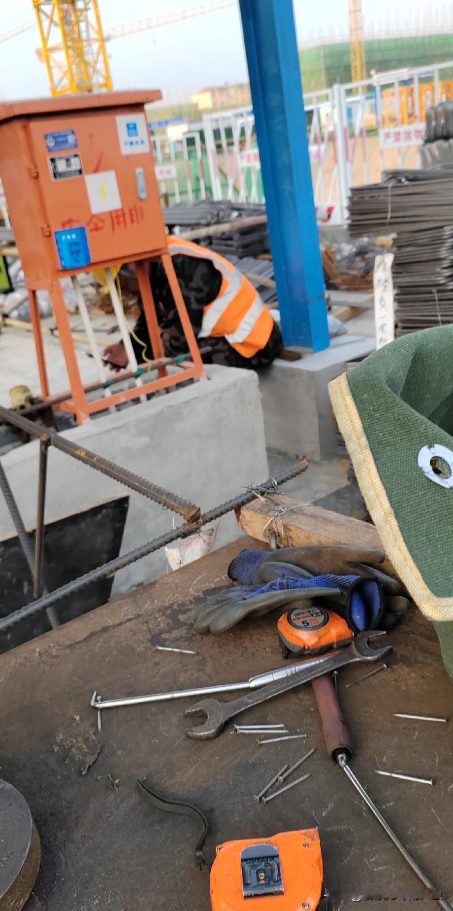 干了二十八年钢筋工，才真正明白，这台机器里装的全是生活。


这台钢筋弯箍机陪了