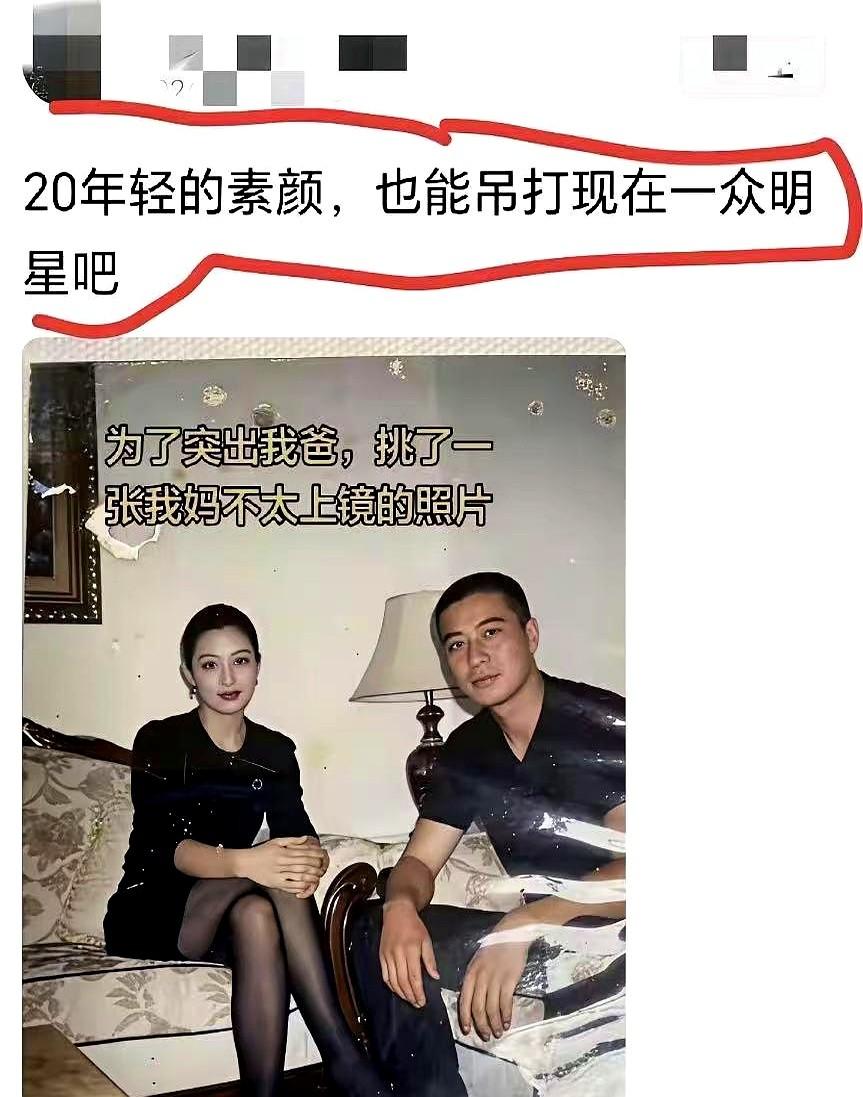 刷到那张素颜照，真有点愣住了。
没有浓妆、没有滤镜，脸上的干净劲儿反而更扎眼，放