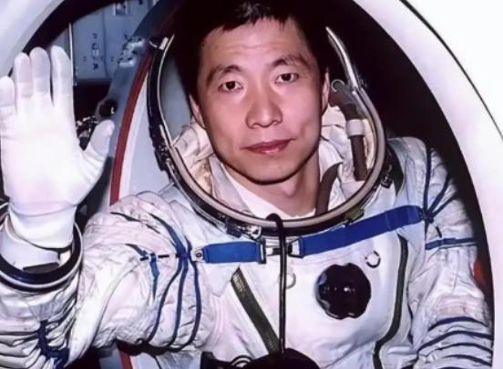杨利伟为什么后来再也没有登天？其实，他能够活着回到地球就已经是万幸，在他攀登太空