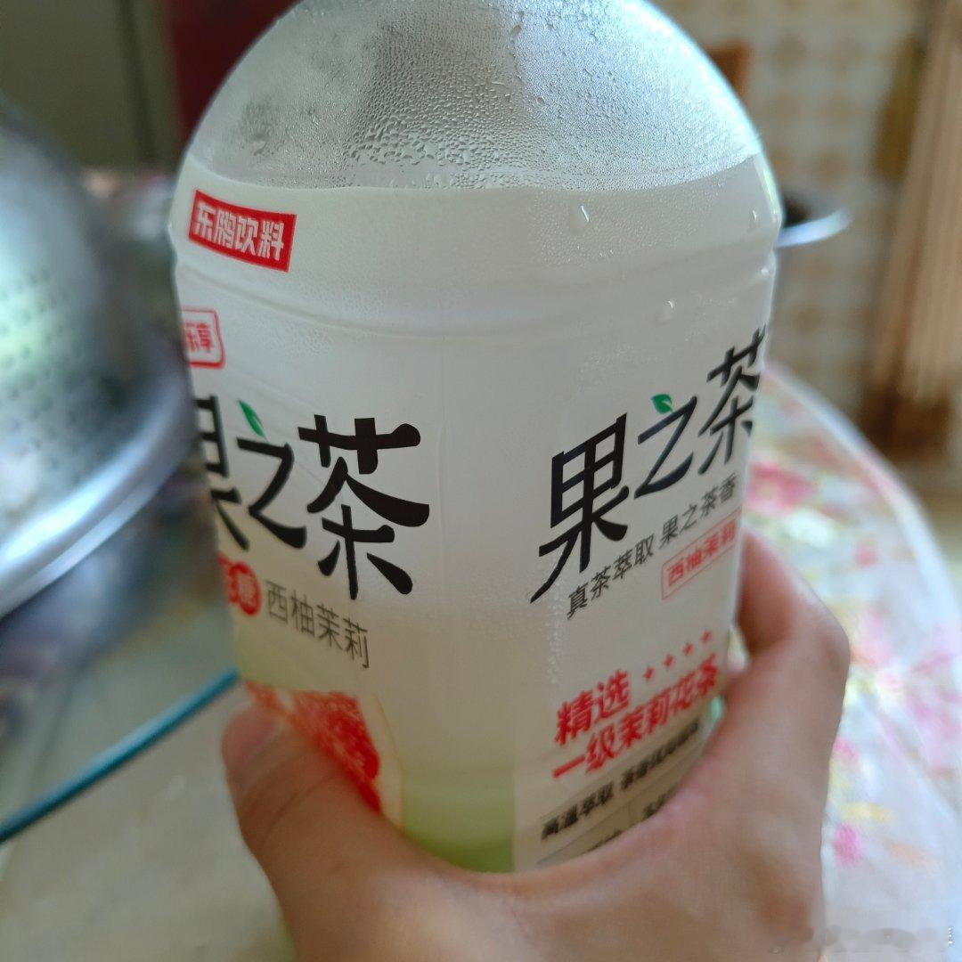 这个辣条辣到我狂喝水。。。。。 