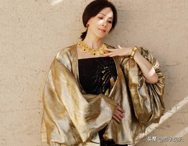 59岁刘嘉玲敦煌沙漠大片，惊艳的从来不止外表
