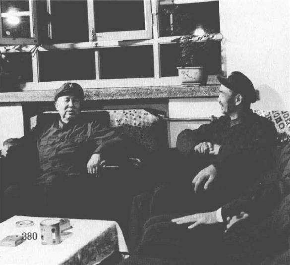1975年5月，炮兵司令员张达志(右)和政治委员王平在一起研究工作。