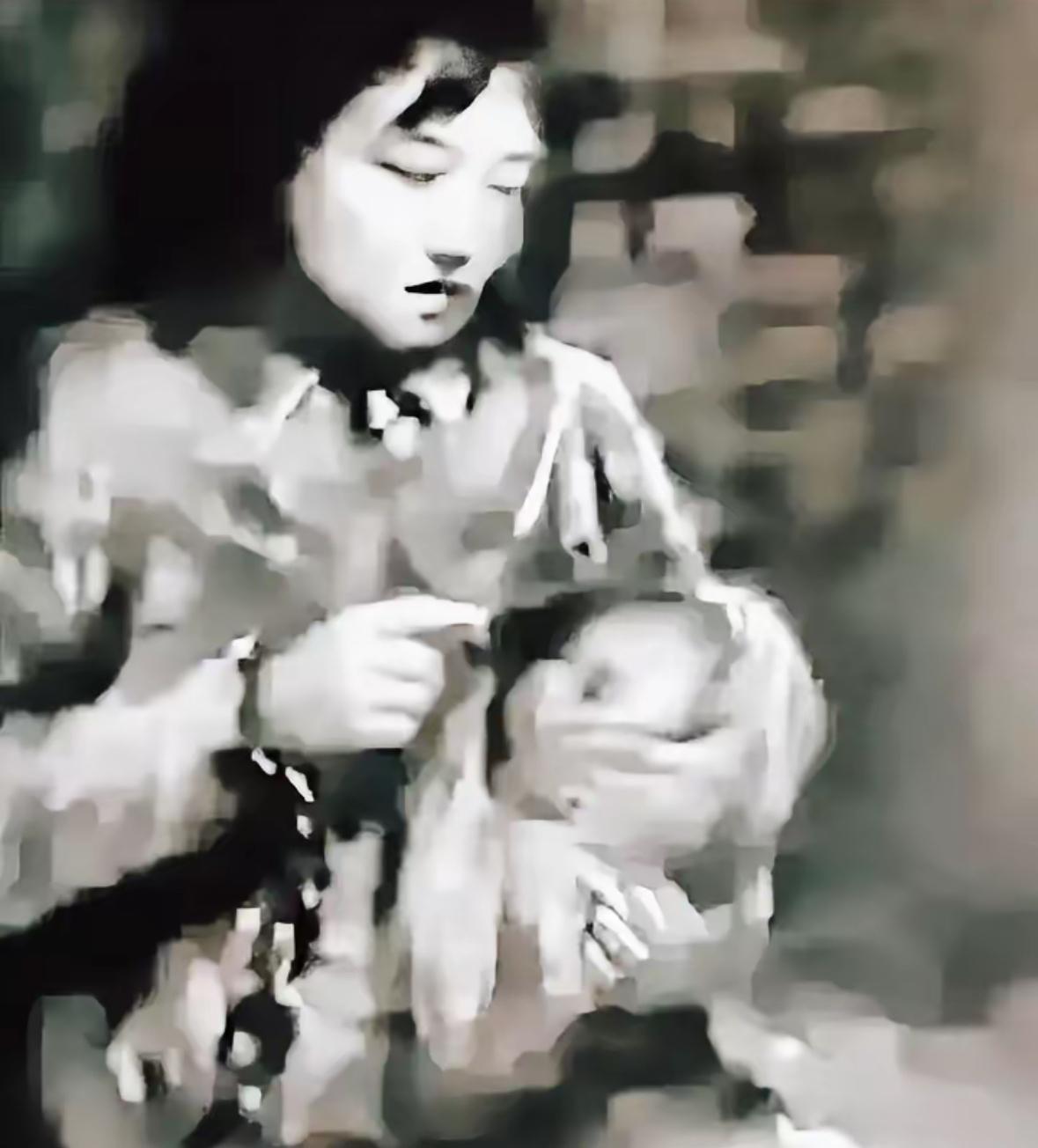 陈若克，她是炮兵元帅朱瑞的妻子，怀孕八个月时被俘，残刑之下早产，1941年她在狱
