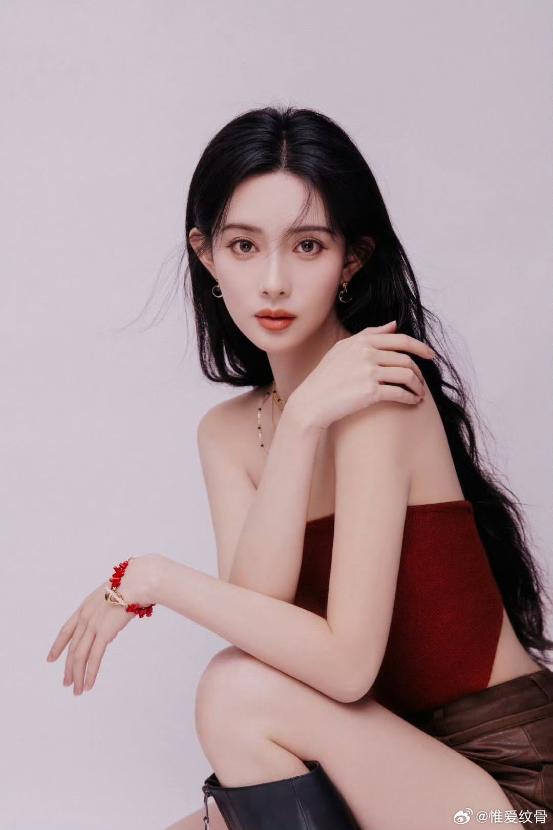 孟子义的微博之夜造型预告真是美不胜收！两套造型的变化让人眼花缭乱，无论是复古还是