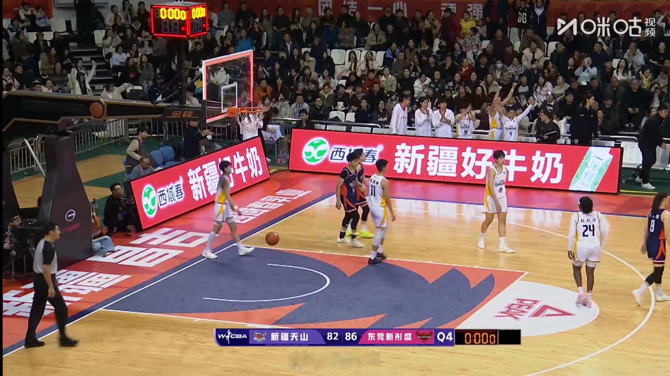 新疆女篮最后关头防守失误，完全漏了科利尔，于是科利尔命中杀死比赛悬念的上篮，帮助