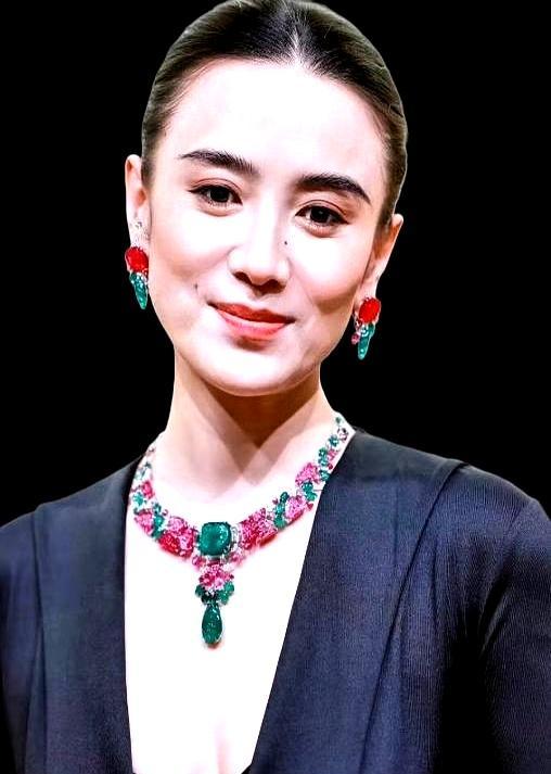 真正的顶级女演员，连脸上的瑕疵都在演戏。
 
2008年，她裹着土布棉袄，在《闯