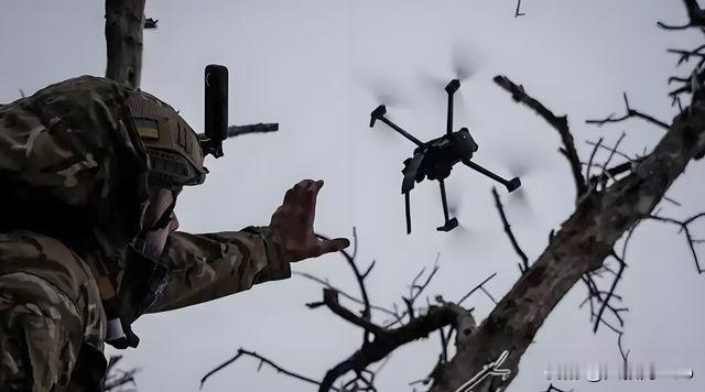 俄乌战场渔网公路、铁刺猬横空出世，无人机克星竟是这些土办法？俄乌战场上，废墟上空