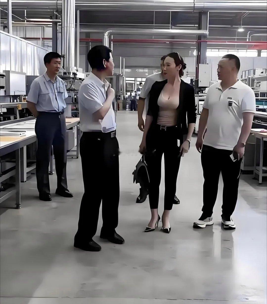 领导挺大气的，厂里人都敬佩她。 