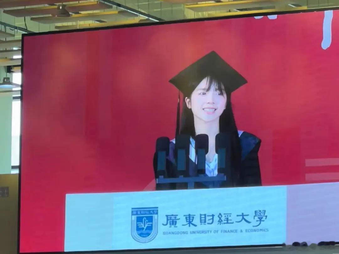 李思潼毕业典礼代表发言李思潼毕业典礼照 李思潼作为代表学生在毕业典礼上发言，好优