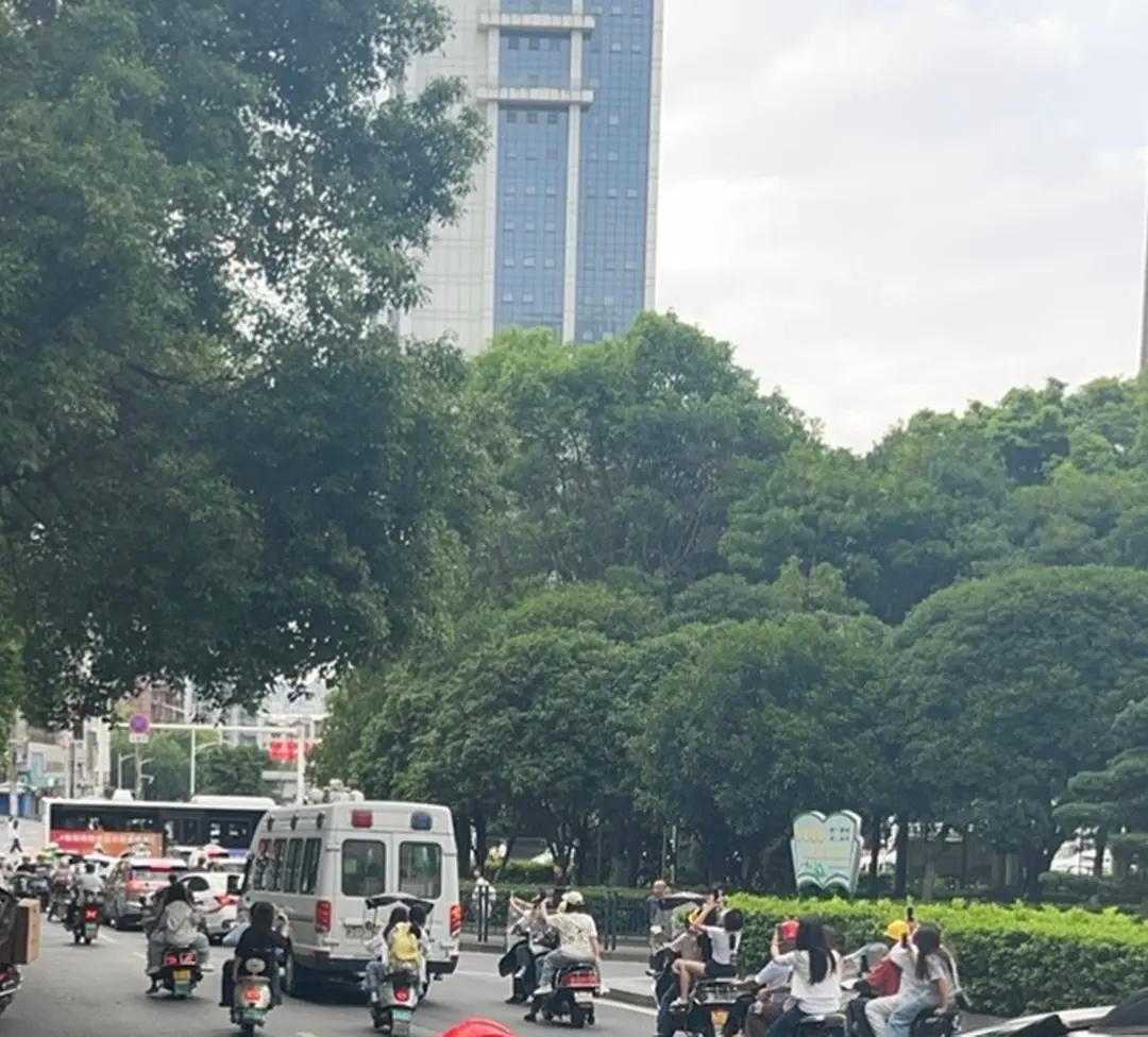 tg左奇函昨天考完坐警车回去的，结果私生坐电摩在后面追，一群神经。。。 