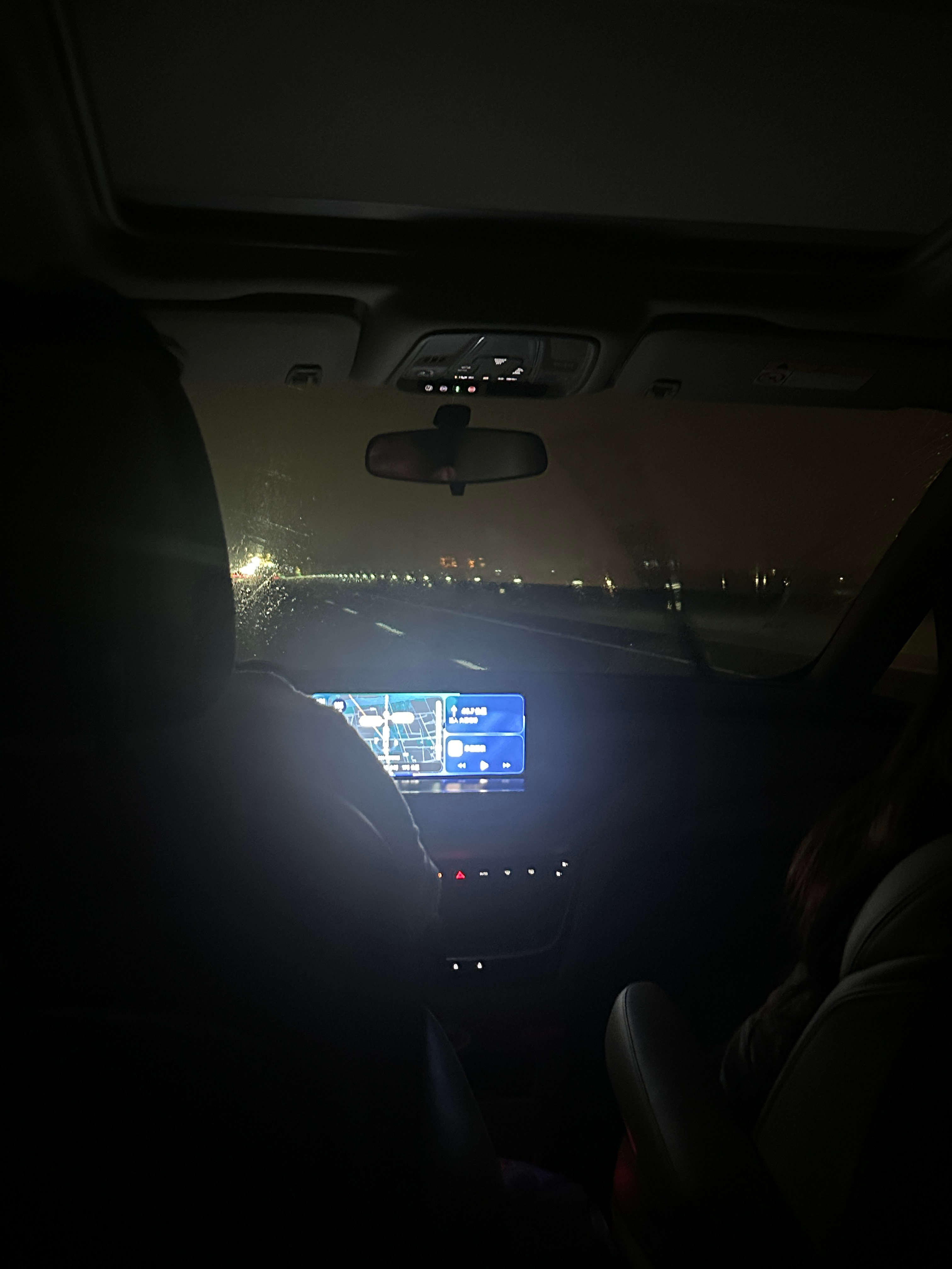 下飞机的一瞬间刷到的。特别特别感慨。回杭州的路上，外面在下大雨，那就再讲个小故事
