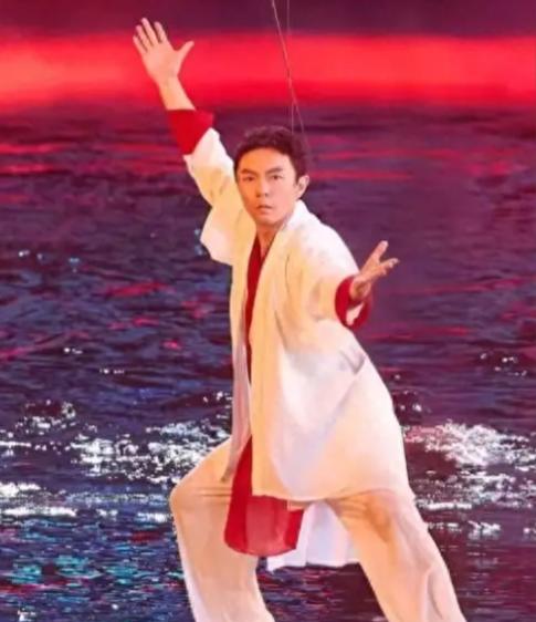 “释小龙恐怕也只有羡慕了”
这次全运会开幕式，武术表演的节目，邀请的武术演员是谢