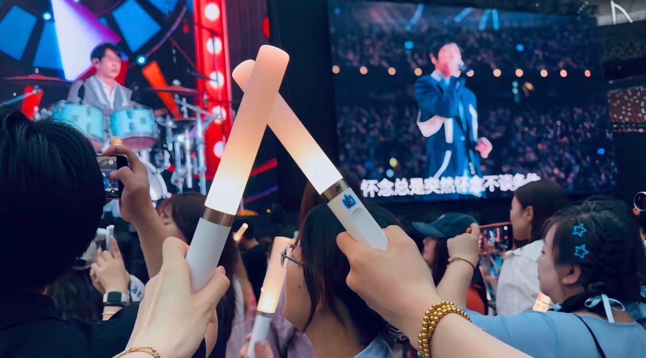 别人看演唱会是挥荧光棒，宝宝看演唱会是自带“手控福利”！