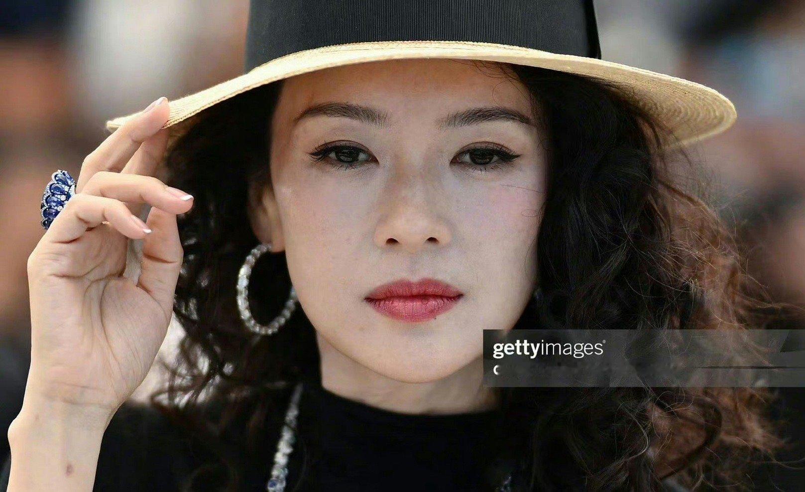 电影节才是你姨的主场[笑cry]连脸上的斑也很美 ​​​