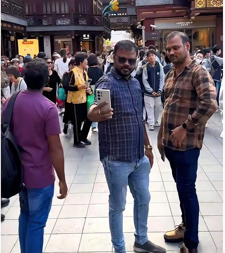 这已经不是挂羊头卖狗肉了，这是挂了个羊头，里面连狗都没有！
 
一间空办公室 一