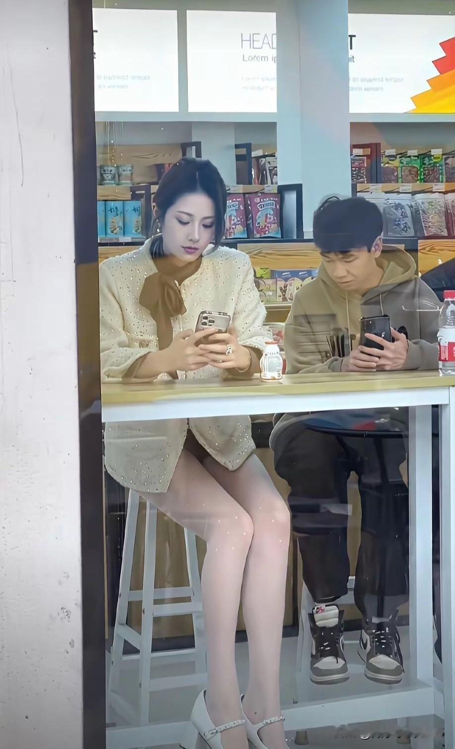 问：在什么样的情况下，他们俩才能够无视彼此之间的差距，走进民政局领那个红本本？