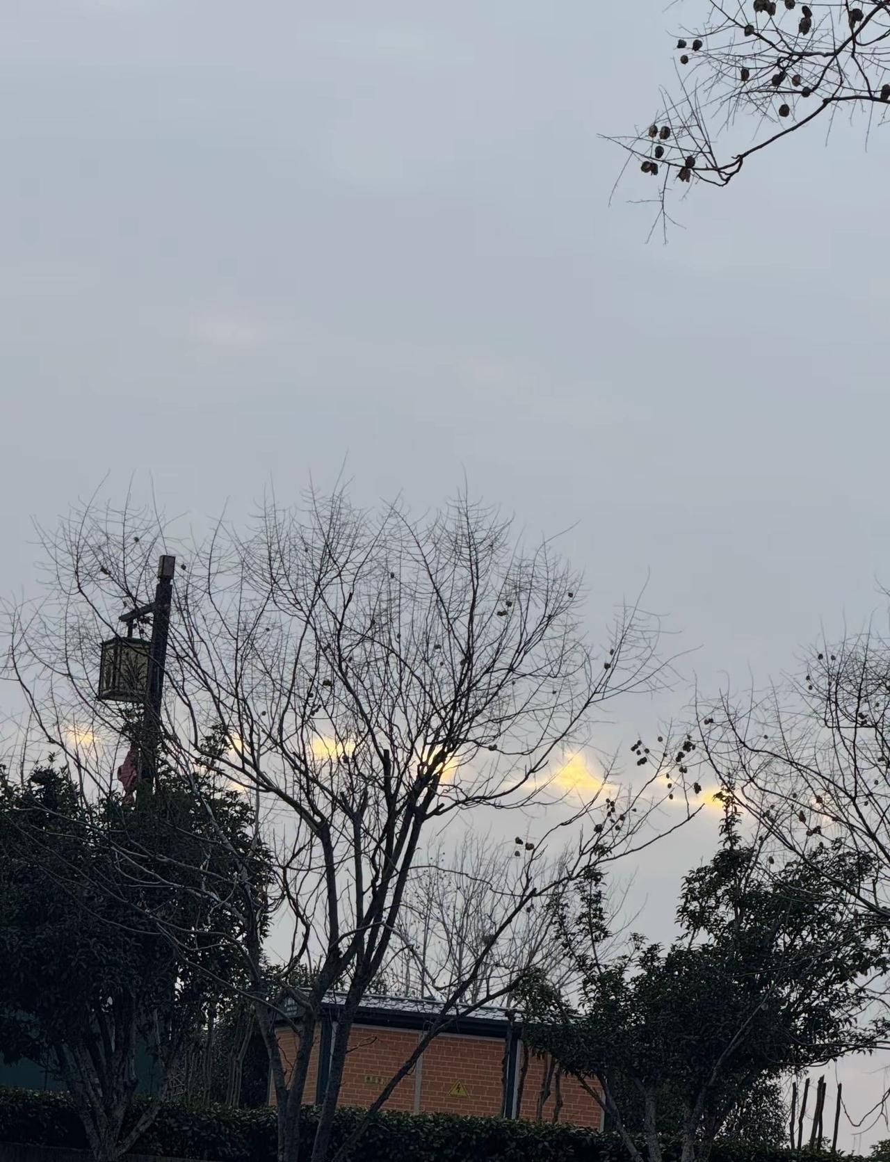 刚才周口西南方向是不是出现海市蜃楼了？照片不是特别清！16点37分左右！