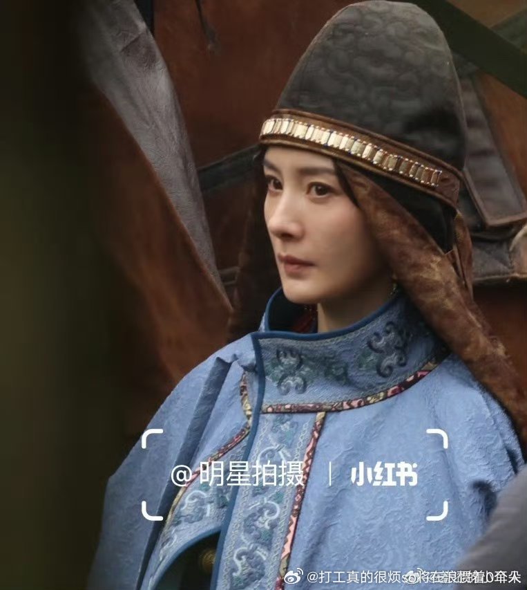 帽子上金属装饰感觉有点儿便宜