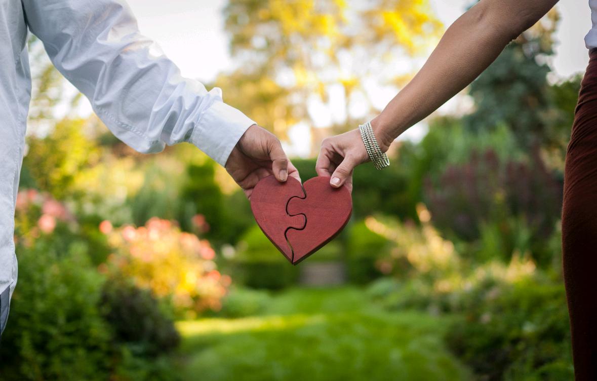 “离婚就离婚，我就算净身出户，也绝不会辞掉工作去伺候你妹坐月子！”赵秀禾摔门而去