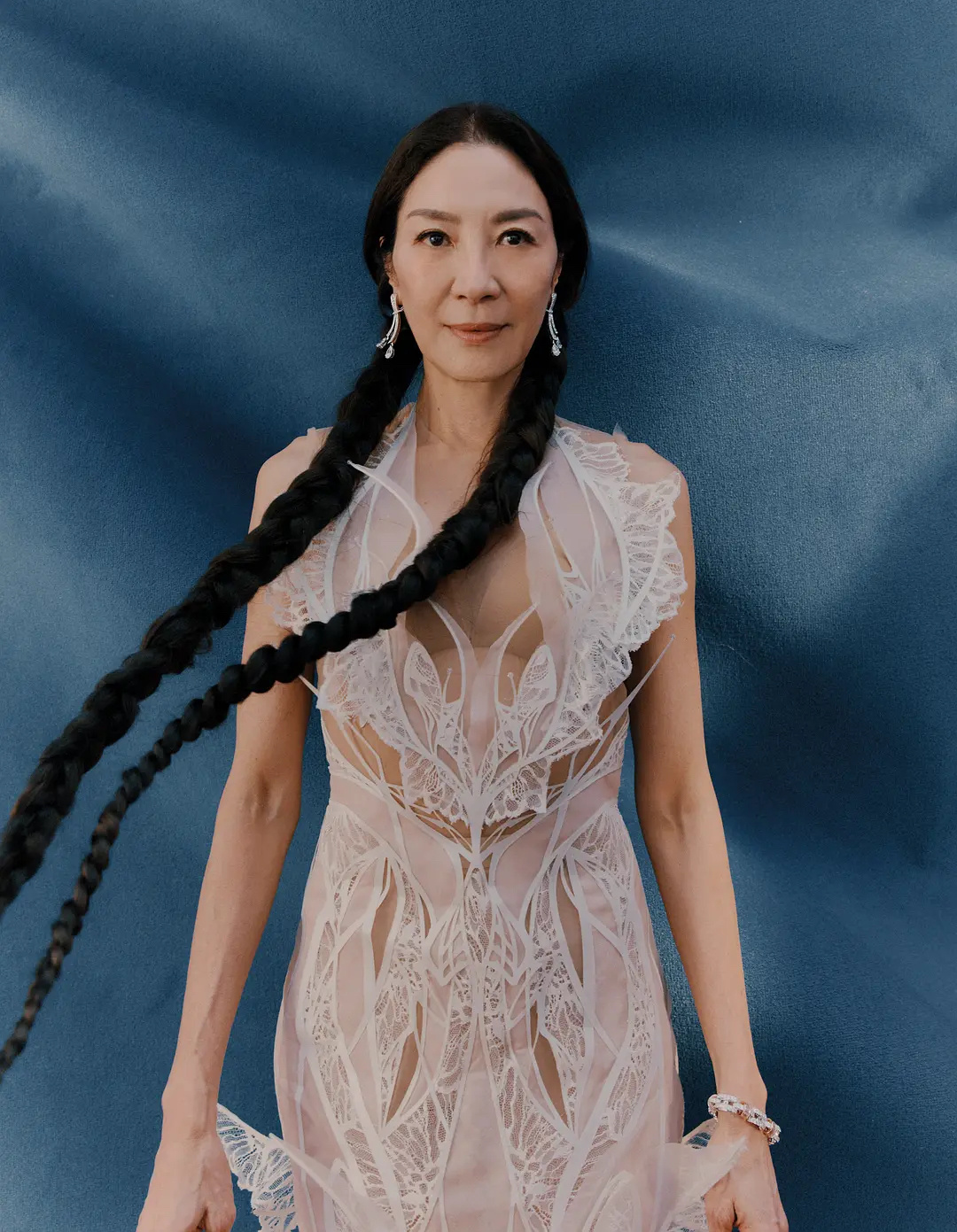 电影魔方小姐由文牧野担任监制，《过春天》导演白雪执导，杨紫琼、刘昊然担任主演的新