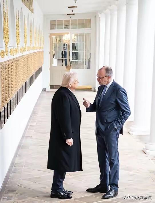 德国总理默茨亲自发了这张照片，说他在白宫对特朗普讲：“欧洲不再依赖关税，而是依赖