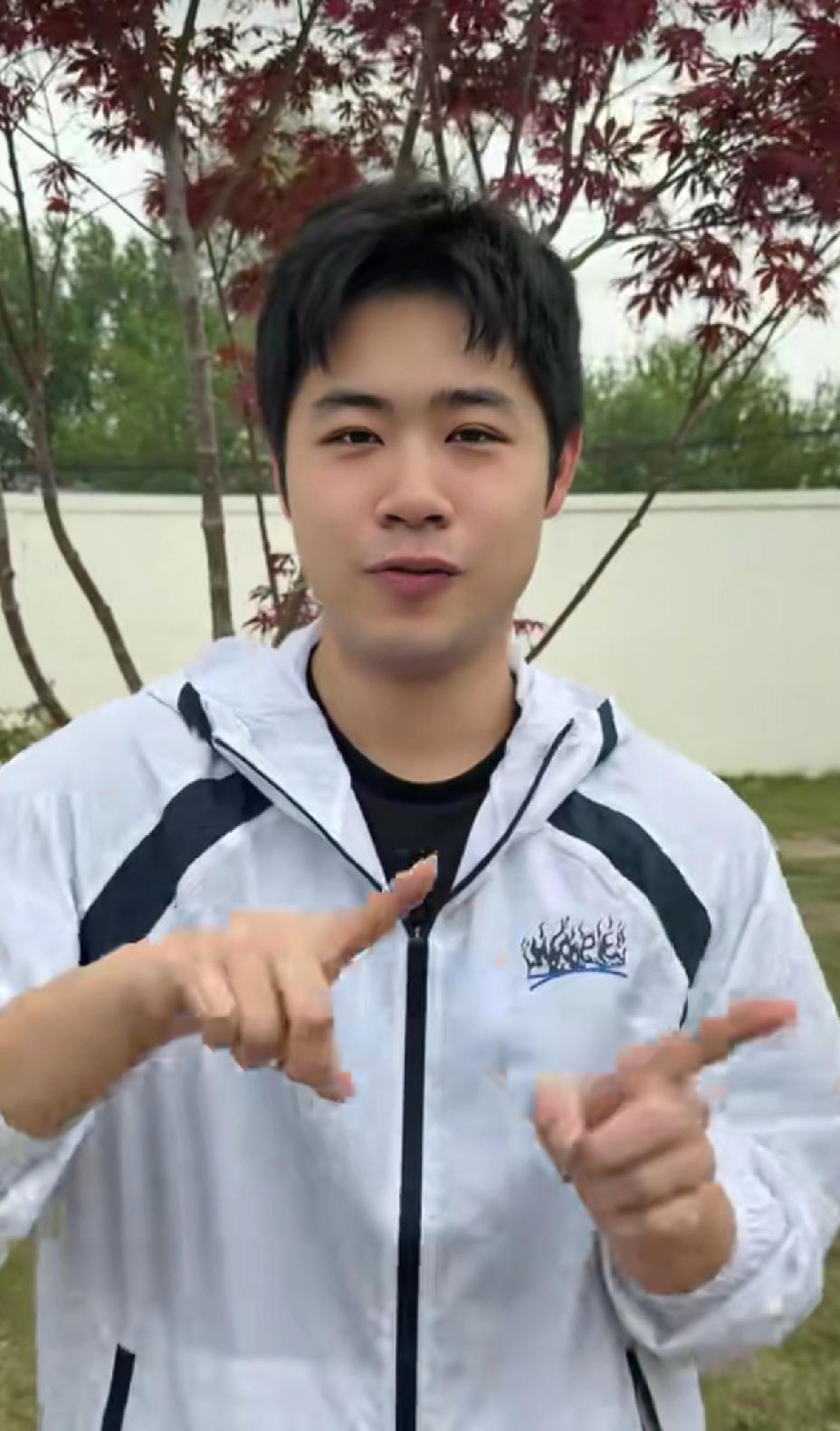 草莓熊万万没想到，
他和袁励岑合拍了个跳舞视频，
差点没“笑死”在评论区，
真是