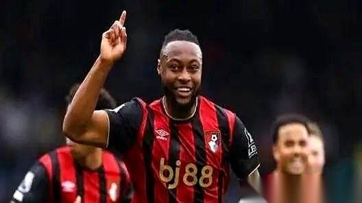 6500万英镑，伯恩茅斯的前锋。
我看到这新闻第一反应是，疯了吧？咱们这后防线都