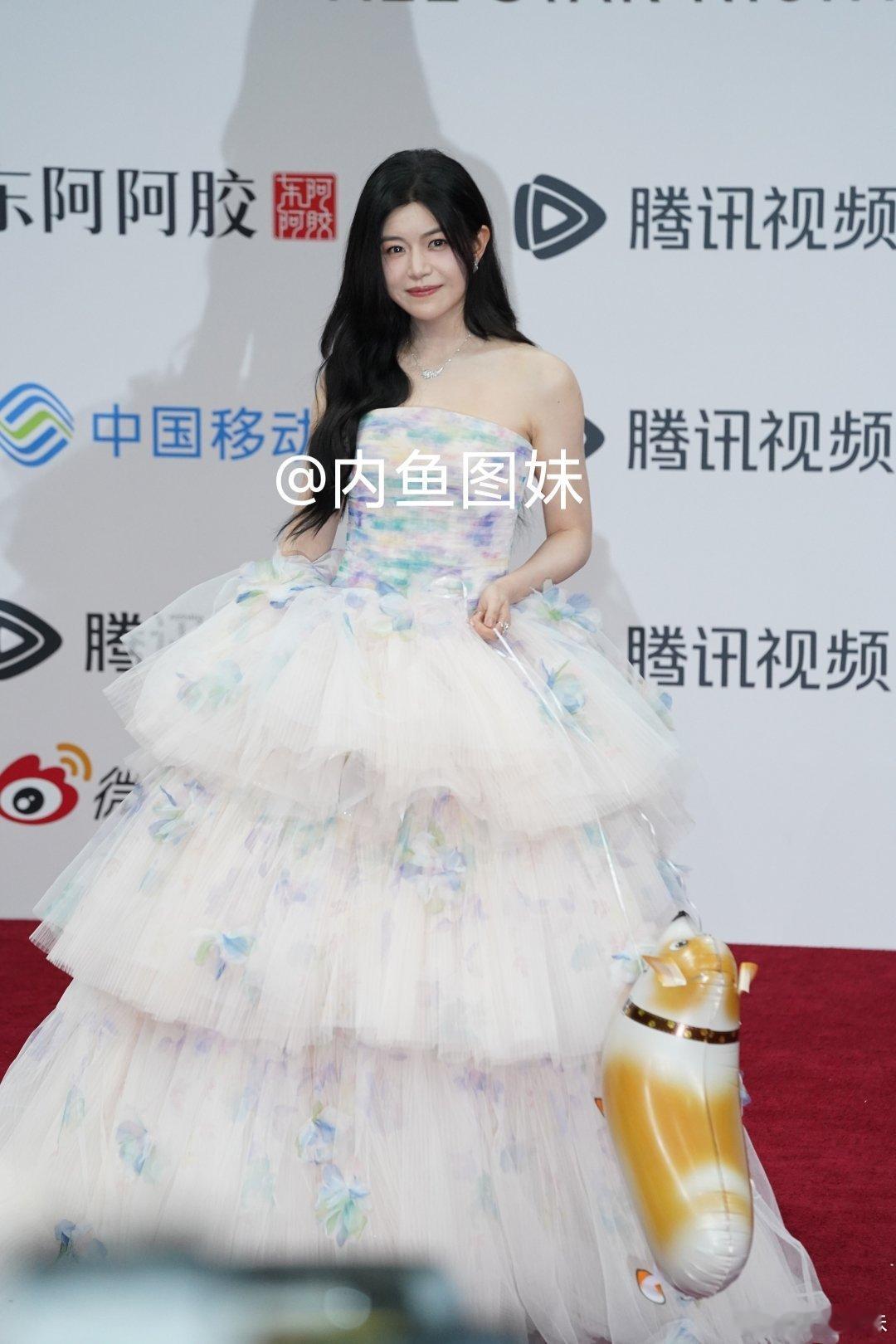 陈妍希红毯造型好美，满脸的胶原蛋白~星光大赏红毯