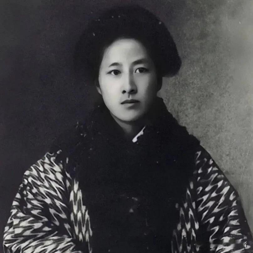 1995年9月，联合国第四次世界妇女大会召开前夕，中国政府向大会推荐了八位中华百