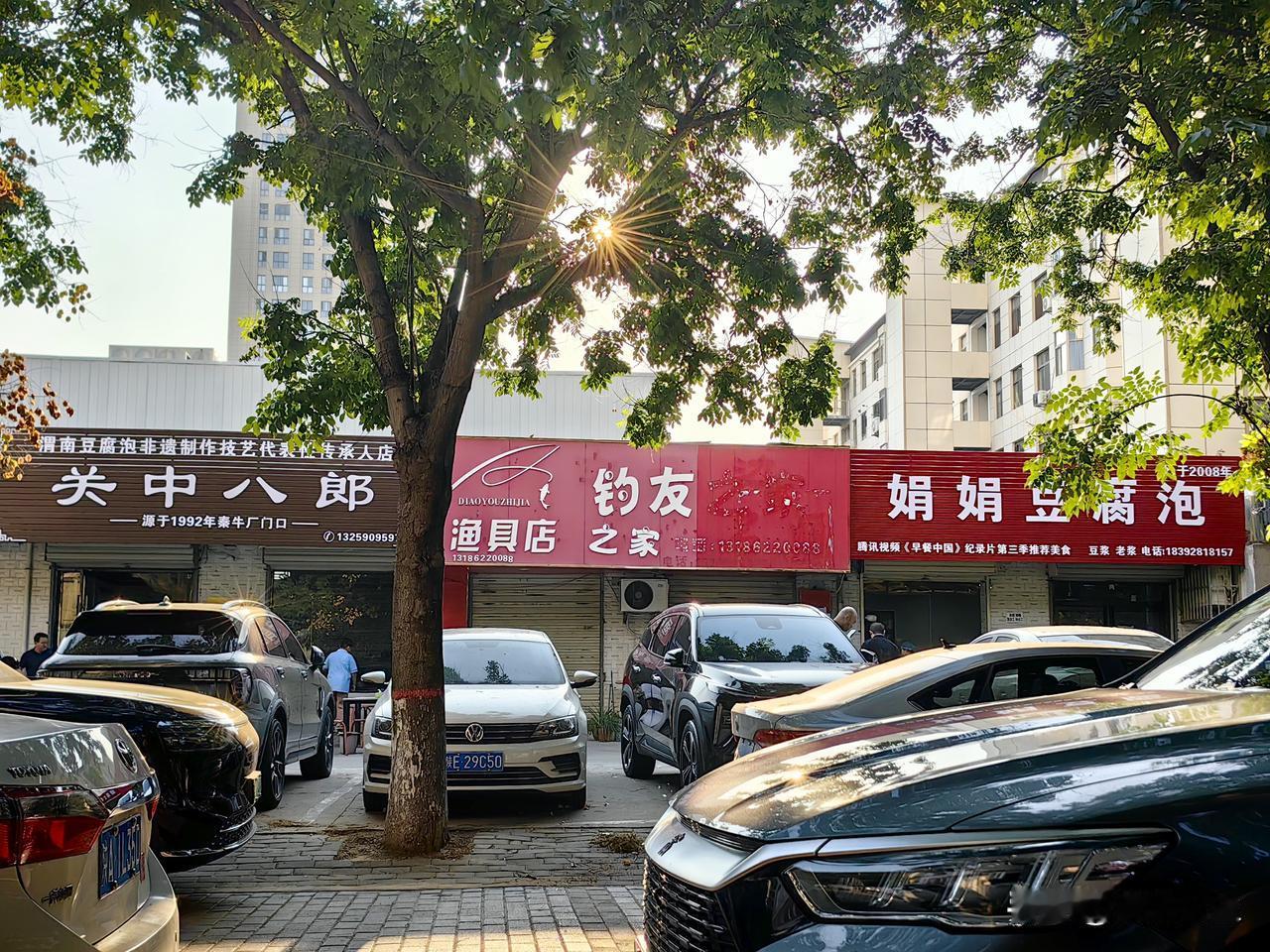 渭南豆腐泡馍是渭南人最喜欢的早点之一，全城区共计有100余家，有特色有名气有客流