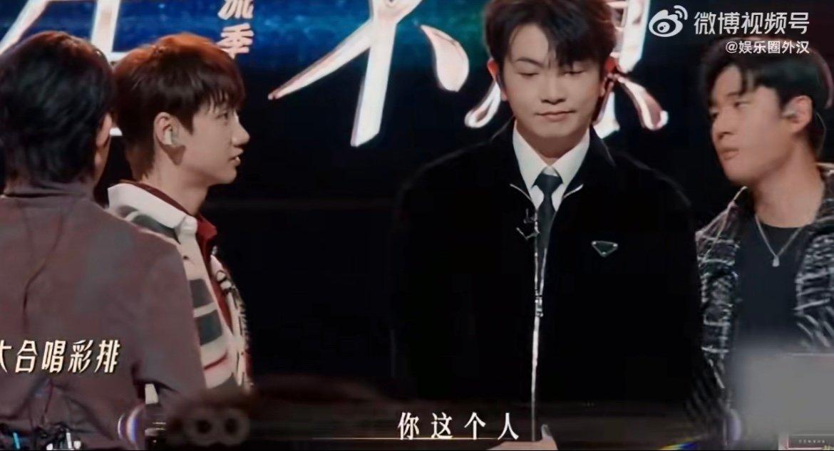 年度最搞笑乌龙！汪苏泷两度追问 “是紫色吗”，颜人中戴耳返全程 “失联”，最后被