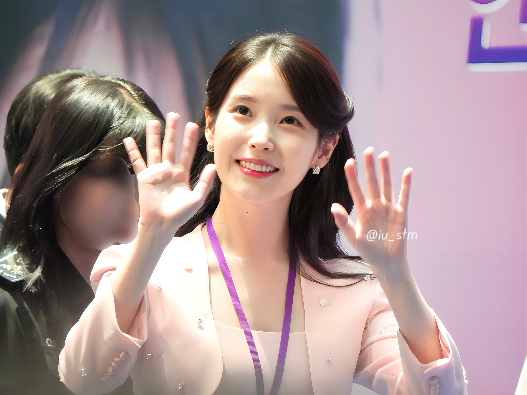 IU[超话]  🐥IU青龙视后 250725 IU 仁川机场海关宣传大使委任仪