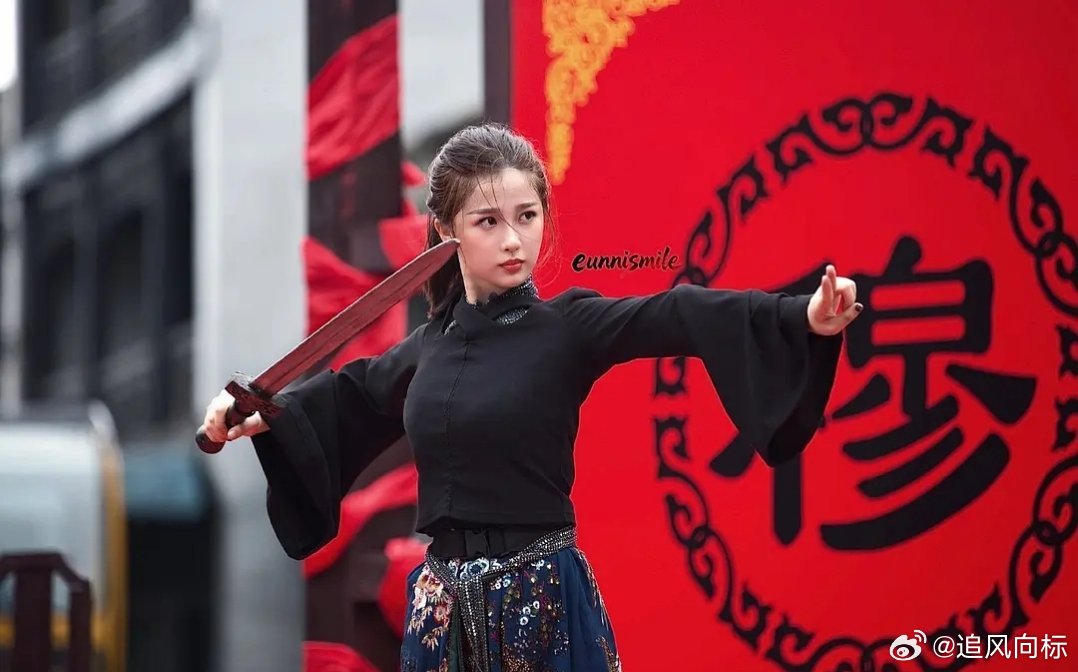 虞书欣眼神好有力量，体态很好 