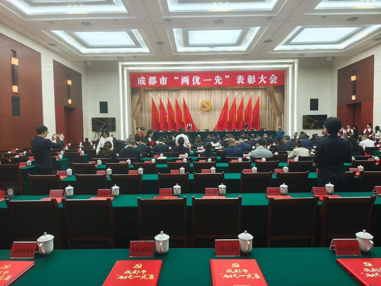 一份荣誉，一份鞭策。有幸获成都市优秀共产党员称号，始终牢记党员身份，深耕志愿服务