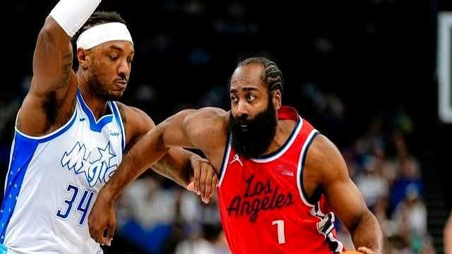 哈登这赛季进攻状态太好了，截至目前OEPM位列全联盟第7。
他硬是把自己的数据打