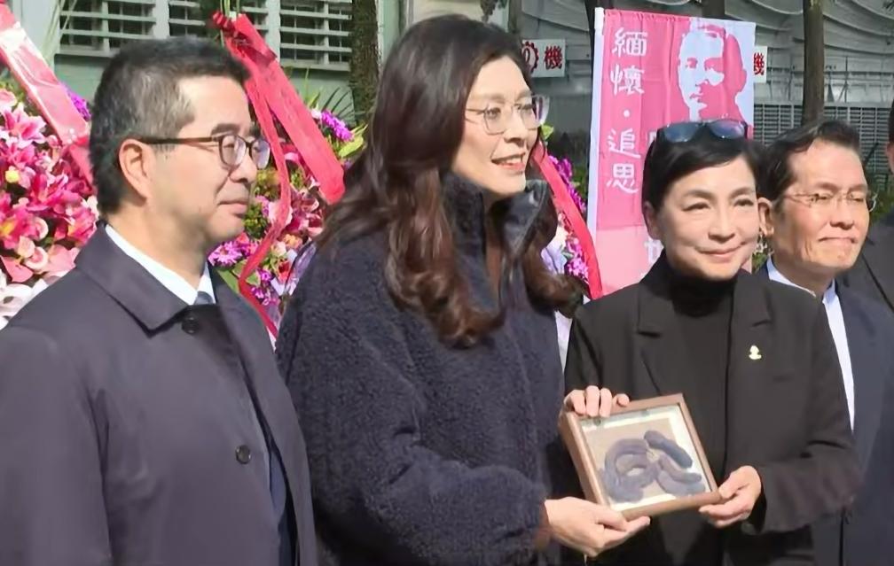 纪念孙中山逝世101周年  孙家后人赠郑丽文礼物 喊振兴中华

国民党今天（12