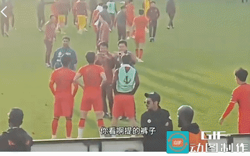 在U23国足战平泰国队获得小组出线的胜利时刻，中国队头号球星王玉栋竟差点儿被扒掉