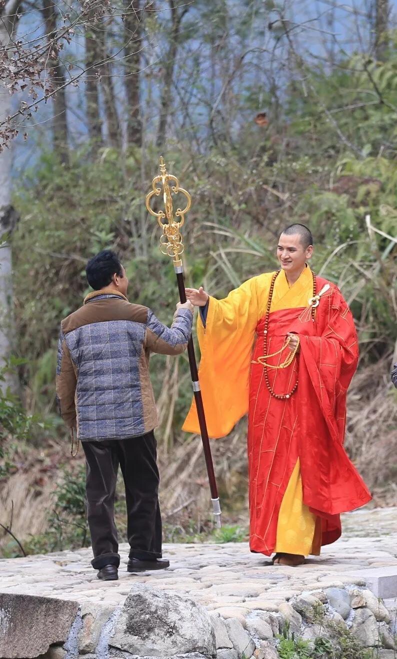 路人深山野林遇释明心，释明心微微一笑很有出家人风范哦。他明明是帅哥一枚，却跑去当