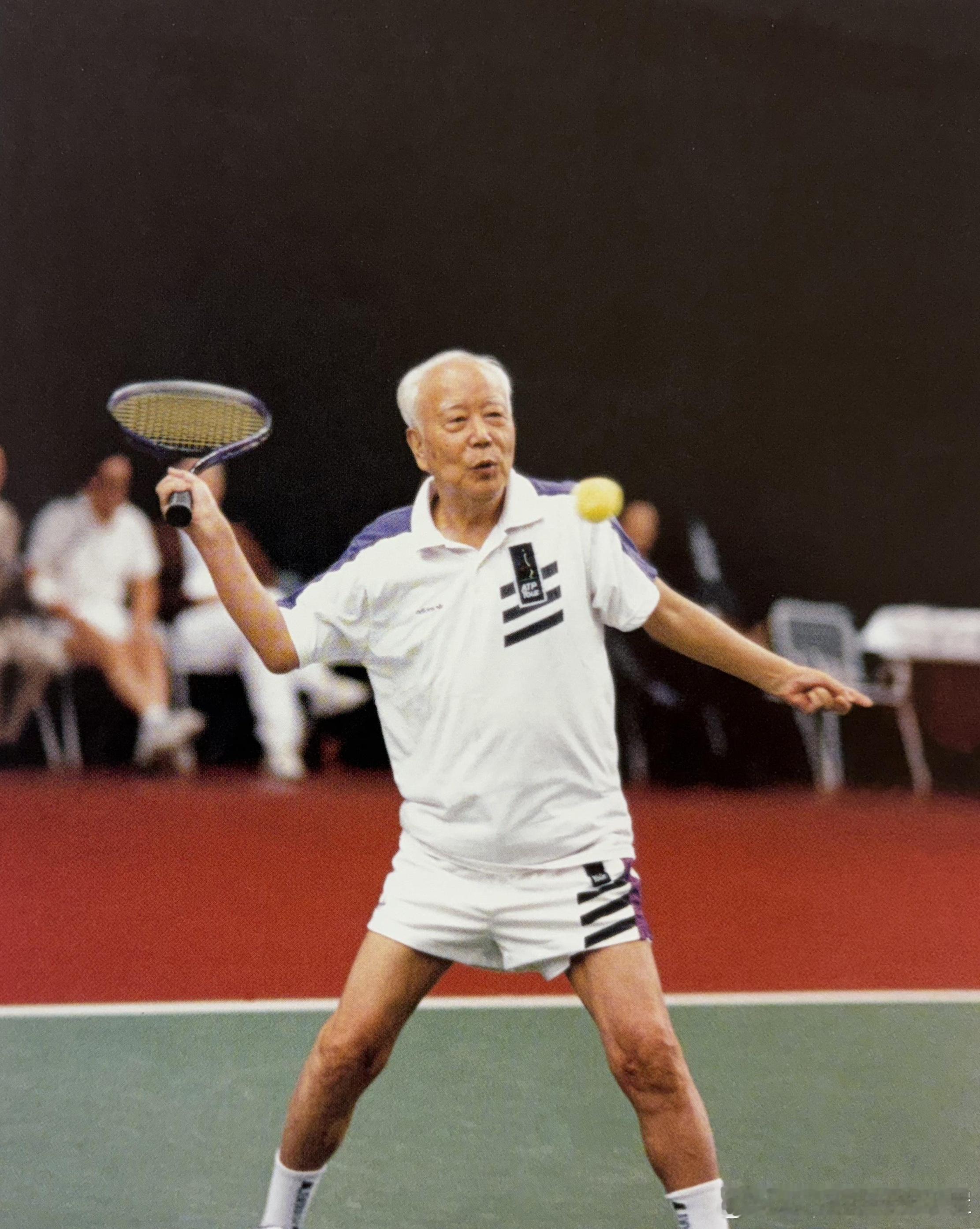 万里在打网球，他获得2005年度CCTV体坛风云人物终身成就奖历史影像 ​​​