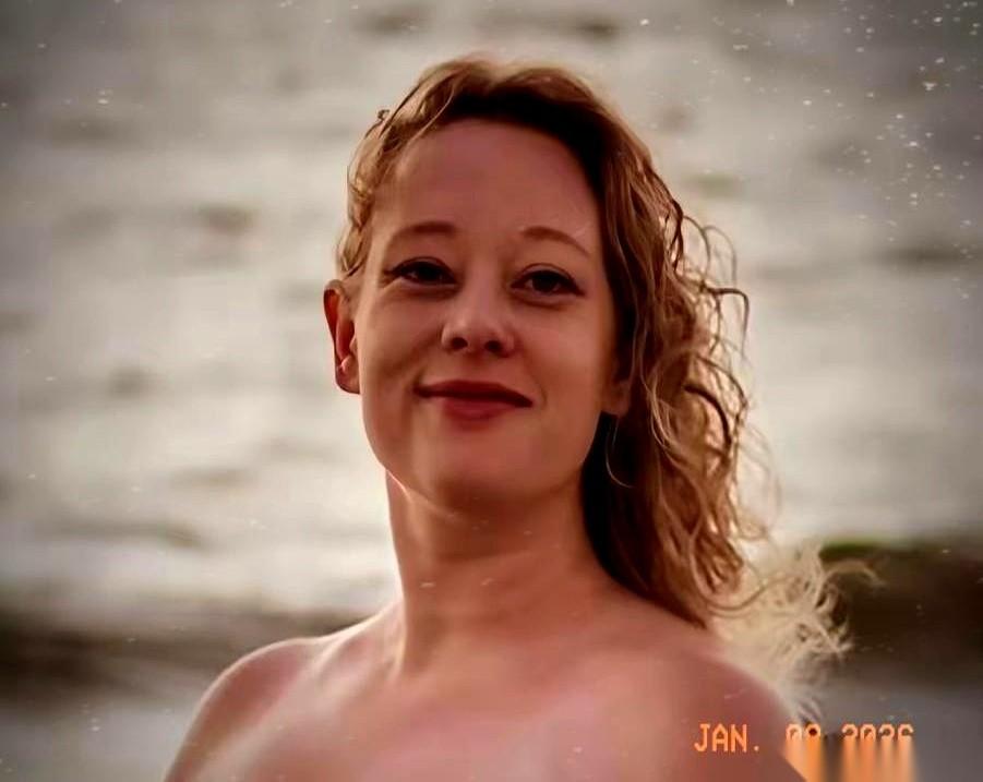 那名被特工当街打死的37岁母亲，雷尼，可能到死都没想明白。
她听到的最后指令，是